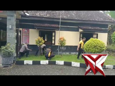 Dalam rangka mendukung program Indonesia Asri, Polsek Sukomoro Polres Magetan melaksanakan kegiatan - PoliceTube