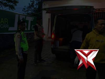 Quick response anggota polsek sumberpucung tetima laporan kecelakaan lalulintas di desa karangkates - PoliceTube