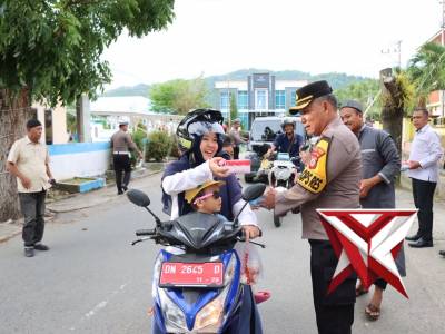 Polres Tolitoli Tebar Kebaikan di Bulan Suci, Wakapolres Pimpin Langsung Pembagian Takjil - PoliceTube