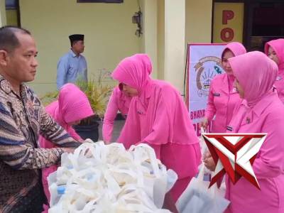 Polsek Bancar Bersama Bhayangkari Melaksanakan Pembagian Takjil di Depan Mapolsek Bancar - PoliceTube