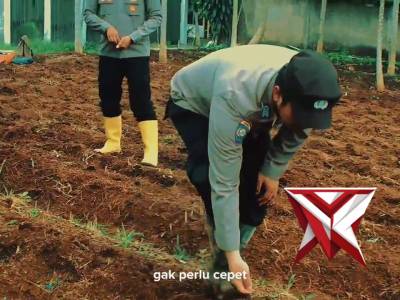 Polsek Cimenyan melaksanakan kegiatan berkebun bersama masyarakat sebagai bentuk dukungan terhadap k - PoliceTube