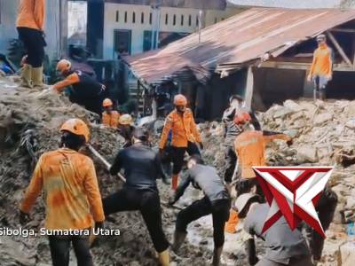 Evakuasi Korban Longsor di Belakang Masjid Budi Sehati Kota Sibolga