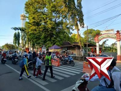 Kehadiran Polri di titik-titik rawan kemacetan membantu memperlancar arus lalu lintas, - PoliceTube