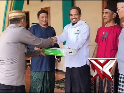 Ramadhan Prima Penuh Berkah. Polsek Baros Bagi -bagi Takjil - PoliceTube