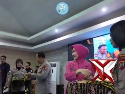 Kapolda NTT Berikan Medali Penghargaan Kepada Anggota Berprestasi - PoliceTube
