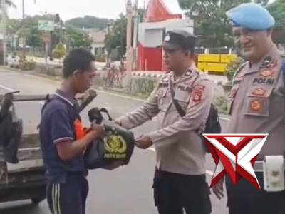 Personil Polsek Sekayu Melaksanakan Jumat Berkah Di Jalan Sekayu - PoliceTube
