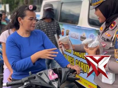 Satlantas Polres Garut hadir di tengah masyarakat dalam semangat berbagi di bulan suci Ramadhan ?? - PoliceTube