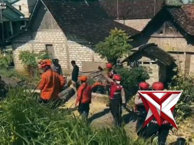 Sat Samapta Polres Tuban Respon Cepat Tangani Puting Beliung di Widang - PoliceTube