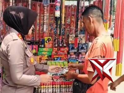 KAPOLSEK CEK PEDAGANG KEMBANG API