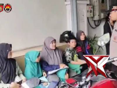 Polsek Buduran Melaksanakan patroli Harakamtibmas Untuk Menyapa Warga Masyarakat. - PoliceTube