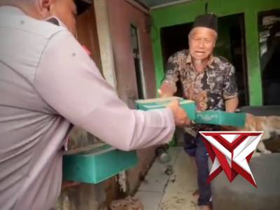 Kegiatan tersebut dilakukan oleh personel Polsek Majalaya dengan menyalurkan makanan siap saji - PoliceTube