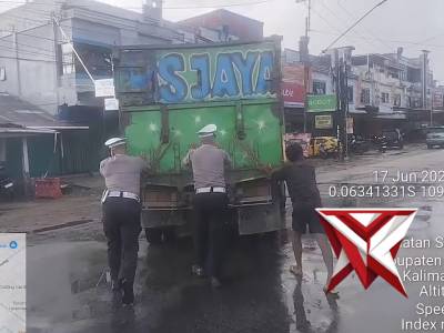 Evakuasi Truck Mogok Di Simpang Lampu Merah - PoliceTube