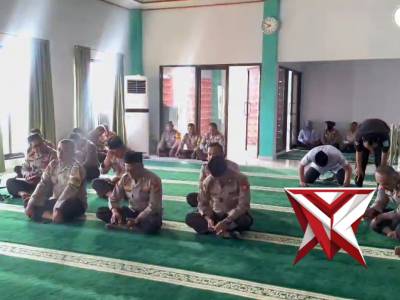 Pembinaan rohani dan mental Personel Polresta Bengkulu.  Polresta Bengkulu melaksanakan Zoom Meeting