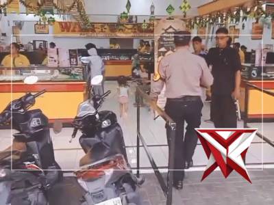 Anggota samapta Polsek Waru sambang dan patroli di toko emas Wahyu Redjo - PoliceTube