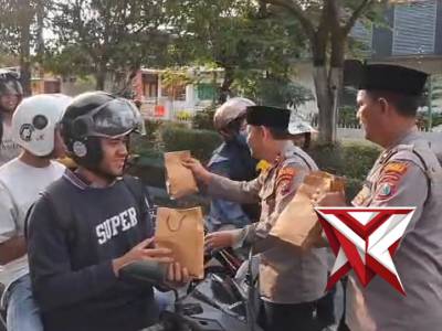 Polsek Magetan bersama Bhayangkari berbagi takjil kepada masyarakat di bulan suci Ramadhan ?? Wujud - PoliceTube