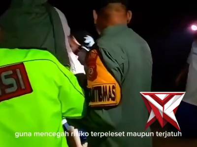 Polsek Kadipaten Sigap Tangani Luapan Sungai Cilutung di Blok Cihaliwung - PoliceTube