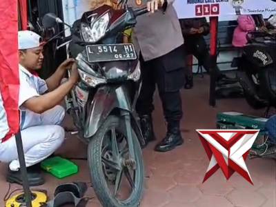 Pemasangan Alarm Gratis Polsek Karangpilang Cegah Curanmor - PoliceTube