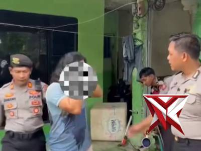 Respon Cepat 110 Amankan Pemuda Diduga Depresi Bawa Sajam - PoliceTube