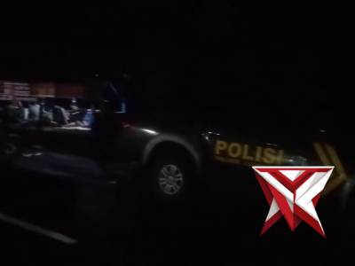 ANGGOTA POLSEK LUMBANG POLRES PROBOLINGGO LAKSANAKAN PATROLI DAN SAMBANG DIALOGIS KEPADA WARGA DESA - PoliceTube