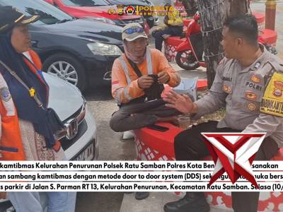 Bhabinkamtibmas Kelurahan Penurunan Sambangi Petugas Parkir di Jalan S. Parman Kota Bengkulu &mdash; Bhab - PoliceTube