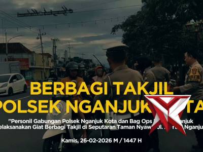 Berbagi Berkah Ramadhan, Personel Polsek Nganjuk Kota Bagikan Takjil di Jl. A. Yani Nganjuk - PoliceTube