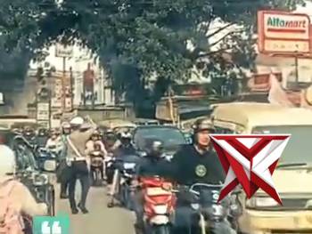 Polsek Margahayu melaksanakan kegiatan pengaturan lalu lintas - PoliceTube