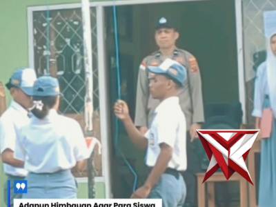 Bhabinkamtibmas Polres Lembata memimpin upacara bendera di SMA Negeri 1 Balauring.