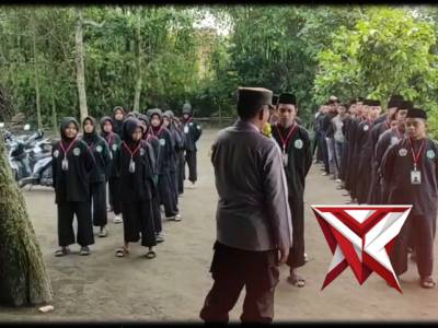 Polsek Bandarkedungmulyo berikan arahan kepada warga perguruan PSHT - PoliceTube