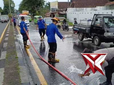 Evakuasi tumpahan oli di jl raya Randuagung - PoliceTube