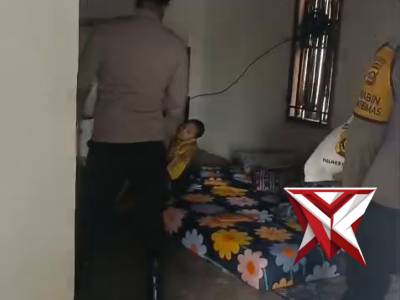 Anggota polsek Buay pemuka Peliung memberikan sembako kepada disabilitas di wilkum polsek BP Peliung - PoliceTube