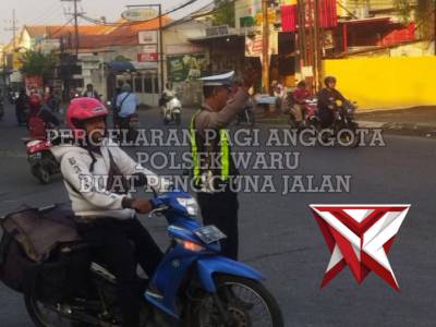 Pam awal pagi anggota Polsek Waru di beberapa titik macet kec waru - PoliceTube