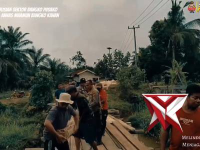 pengerjaan renovasi jembatan hari pertama penghubung dua desa oleh polsek bangko pusako - PoliceTube