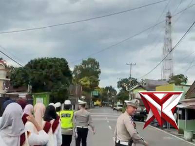 Giat berbagi takjil Sat Lantas Polres Pagar Alam - PoliceTube