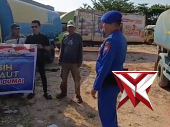 Sinergi Jaga Ekosistem Laut, Satpolairud Polres Dumai Gelar Aksi Sapu Bersih Sampah di Area Pelabuha - PoliceTube
