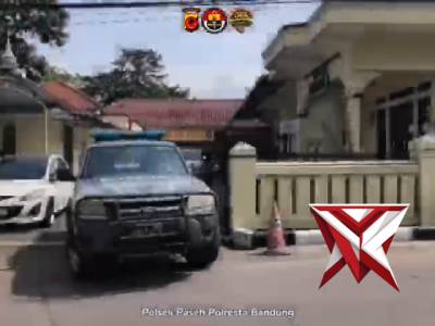 Polsek Majalaya melaksanakan kegiatan pemberian bantuan kepada masyarakat - PoliceTube