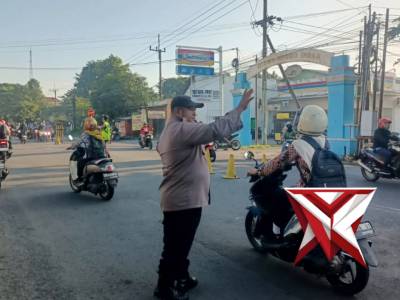 POLSEK SOOKO INTENSIFKAN PENGATURAN LALU LINTAS PAGI HARI - PoliceTube
