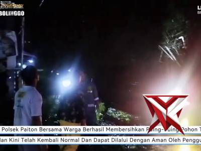 Anggota Polsek Paiton Polres Probolinggo melaksanakan evakuasi pohon tumbang Jalan Raya Paiton - PoliceTube