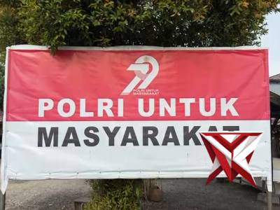 Mendengarkan lagu Indonesia Raya - PoliceTube