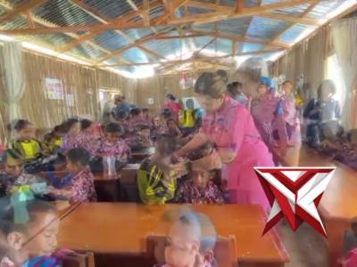 PEMBAGIAN ALAT TULIS SEKOLAH TERTINGGAL POLRES KUPANG - PoliceTube