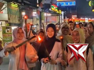 Polsek Dayeuhkolot melaksanakan pengamanan pawai obor yang digelar di wilayah Kecamatan Dayeuhkolot - PoliceTube