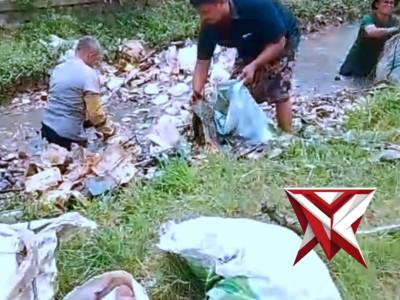 Singsingkan Lengan Baju, Kapolsek Kedokanbunder Pimpin Bakti Sosial Membersihkan Saluran Irigasi - PoliceTube