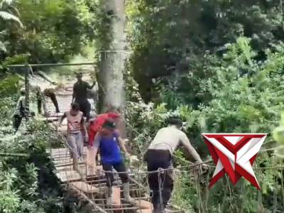 Jembatan Gantung penghubung Desa Bangun Rejo&ndash;Sukowarno. - PoliceTube