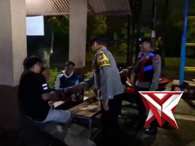 Patroli poskamling polsek ngariboyo di desa mojopurno - PoliceTube