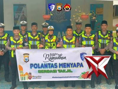 Ramadan Penuh Kepedulian, Satlantas Halteng Bagikan Takjil dan Edukasi Keselamatan - PoliceTube
