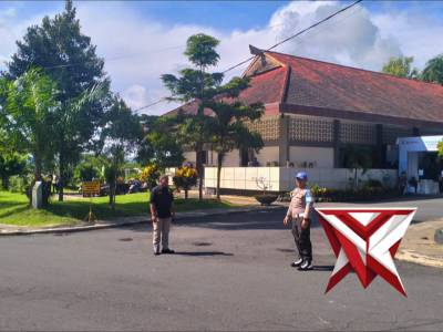 Pengamanan HUT PJT di gedung serbaguna Ds. Karangkates - PoliceTube