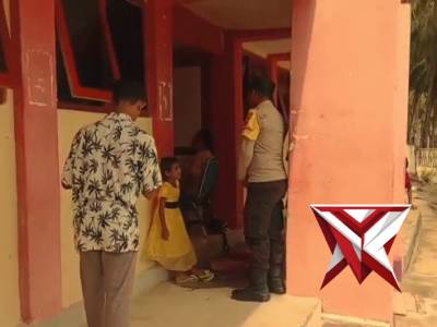 Bhabinkamtibmas polsek serwaru melaksanakan pengamanan ibadah - PoliceTube