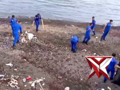PEDULI LINKUNGAN PERSONEL POLAIRUD POLDA MALUT GELAR AKSI BERSIH PANTAI - PoliceTube