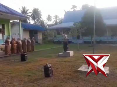 Bhabinkamtibmas Polsek Kuala Kampar Memimpin Upacara Senin di SDN 002 Desa Tanjung Sum - PoliceTube