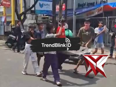 Massa Bongkar Bangkai Mobil Terbakar di Tengah Aksi Lanjutan Demo Brimob - PoliceTube