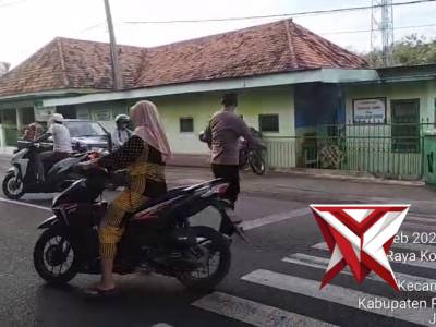 PENGATURAN ARUS LALU LINTAS DI DEPAN SEKOLAH MIN KONANG - PoliceTube
